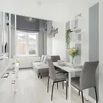Charming And Modern With Mezzanine In Center By Renters פוזנן