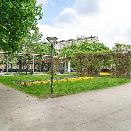 Charming And Modern With Mezzanine In Center By Renters Apartment *