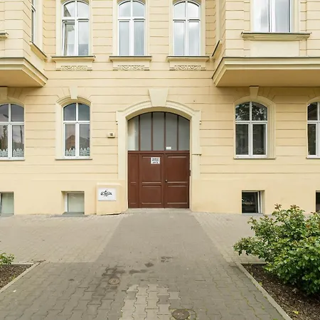 Charming And Modern With Mezzanine In Center By Renters *