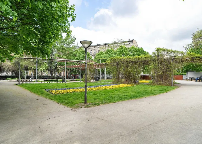 Charming And Modern With Mezzanine In Center By Renters Apartment *